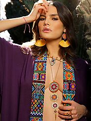 Kalbelia Ropa y accesorios con apliques artesanales.