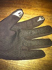 How do gloves with the smartphone sensitive fabric on fingertips work?