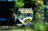 Kiwi dans un verre d'eau