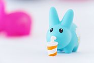 Figurine Labbit: lapin bleu buvant un soda
