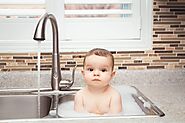 War­nung: 6 Gründe auf Leitungs­wasser für Babys zu verzichten