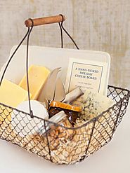 How to Make a Gift Basket of Cheese, Nuts and Crackers