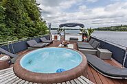 The "Penthouse Suite" Houseboat on the water /// Das "Penthouse Suite" Hausboot auf dem Wasser