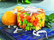 Tartare esotica con sorbetto al mango, menta, lime e scaglie di cocco.