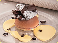 Spumone al mascarpone con cuore morbido al caffè in salsa all'amaretto.