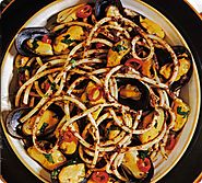 Bucatini piccanti con salsa di olive e cozze.