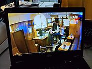 Kung Fu im Weihnachtspullover: SPD-Politiker tritt in Kneipe auf AfD-Mann ein – Rassistische Rede als Auslöser?