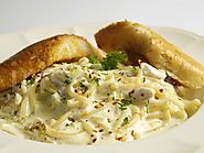 Alfredo pasta with garlic bread