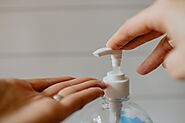 Se laver les mains avec du gel hydroalcoolique