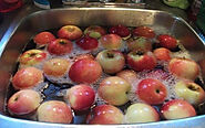 [Mẹo hay] Cách rửa thuốc trừ sâu ngoài vỏ táo hiệu quả