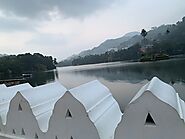 Stroll along Kandy Lake