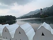 Take a walk around the Kandy Lake