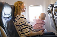 Voyager avec bébé : âge minimum, avion, destinations et conseils
