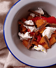 Ensalada de pimientos y calabaza asados, mozzarella y anchoas.