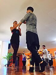 8 Profi-Tipps zur Verbesserung Ihrer Salsa-Bewegungen zu Hause