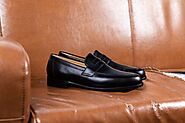 Black leather loafer for men.