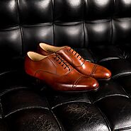 Leather oxford shoes for men.