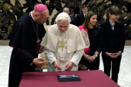 First tweeting pope keeps social media silence over his resignation | FaithWorld