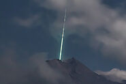 Photographer captures breathtaking scene of a meteor lighting up the skies of Mount Merapi, Indonesia - Oddly Interes...