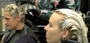 20 Minuten - Leserinnen lassen sich Haare grau färben - Zuerich