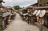 Stroll the streets of Higashiyama