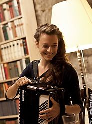 Corina Schranz (*1987) studierte klassischen Gesang bei Prof. Peter Brechbühler an der Hochschule Luzern - Musik. 201...