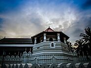 Explore the Temple of the Sacred Tooth Relic