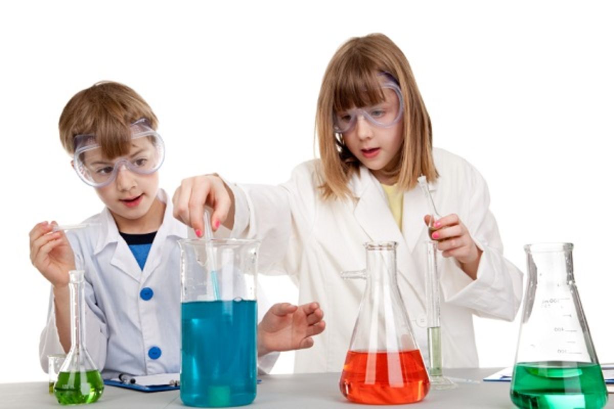 Человек который проводит опыты. Эксперименты для детей. Школьники в лаборатории. Химия опыты для детей. Дети химики.