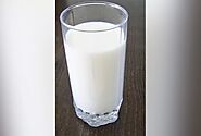 दूध पीते समय बरतें ये सावधानियां