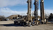 How does a water well drilling rig work?