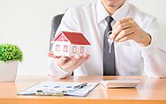 What is the Job role of a Real Estate Broker