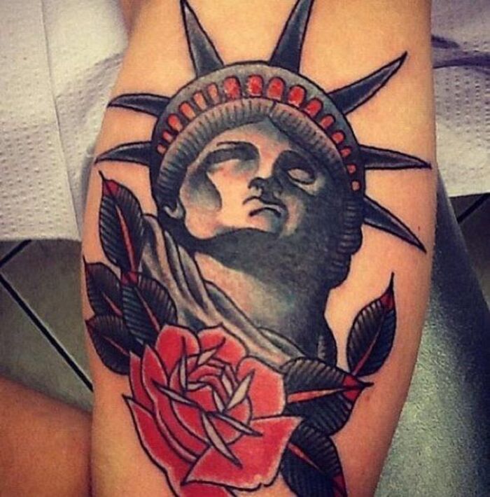 Black And Grey Statue Of Liberty Tattoo On Right Leg By Matteo Pasqualin