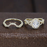 Exquisite Oval Diamond Bridal Set In Yellow Gold