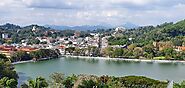 Stroll along Kandy Lake