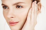 What is the recommended age range for eyelid surgery in Istanbul?