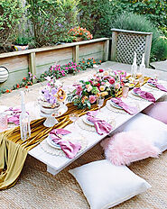 Here Is How To Host A Picnic With Style.