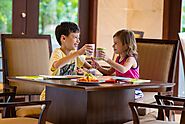 Menikmati sarapan gratis untuk anak di restoran resort