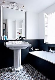 Une salle de bain noire et blanche mélangeant les styles