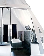 Une salle de bain noire et blanche sous les toits