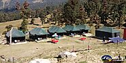 Where can I stay in Chopta near the Tungnath entry?
