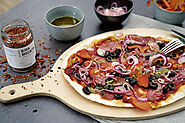 Flammkuchen mit Tomaten, Pesto und Oliven Rezept