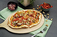 Flammkuchen mit Hähnchen, Korianderpesto und Cashewnüssen