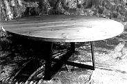 Stół ze starego drewna i metalowych nóg.