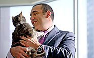 Rick Hoffman is allergic to cats even though his character Louis Litt adores them.