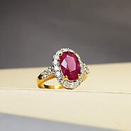 Diamond Ring with a 3 Carats Ruby at the center in 18K Gold