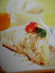 Torta mimosa con frutta fresca.