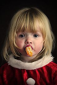 Girl eating orange - Pixabay