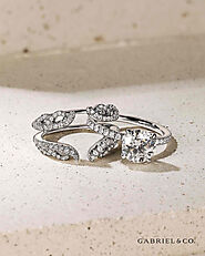 How to Select an Enhancer Ring That Looks Good with Your Engagement Ring