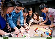 Trò chơi teambuilding vui nhộn trên sân khấu.