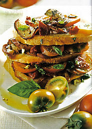 Torre di pane, pomodori sardi e melanzana.
